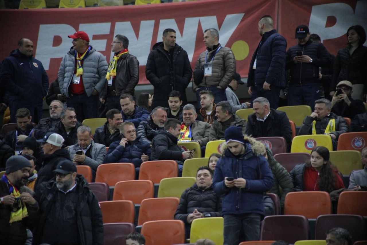 VIP! Marcel Ciolacu și-a strâns la gât fularul României și a venit pe Arena Națională_3