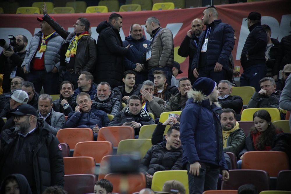 VIP! Marcel Ciolacu și-a strâns la gât fularul României și a venit pe Arena Națională_7