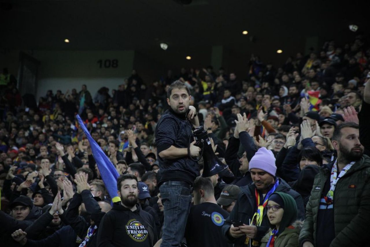 Faza serii: un suporter vârstnic a ajuns din greșeală printre ultrașii din