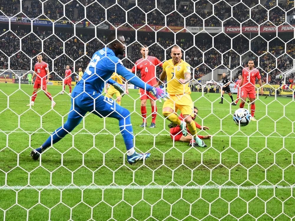 Cele mai tari poze cu Denis Alibec pe Arena Națională! „Muntele” din atacul României și-a călcat rivalii în picioare la propriu_2