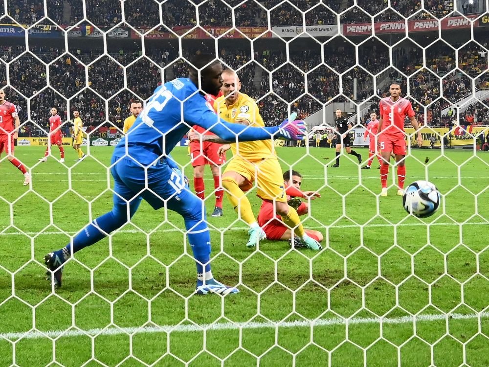 Cele mai tari poze cu Denis Alibec pe Arena Națională! „Muntele” din atacul României și-a călcat rivalii în picioare la propriu_4