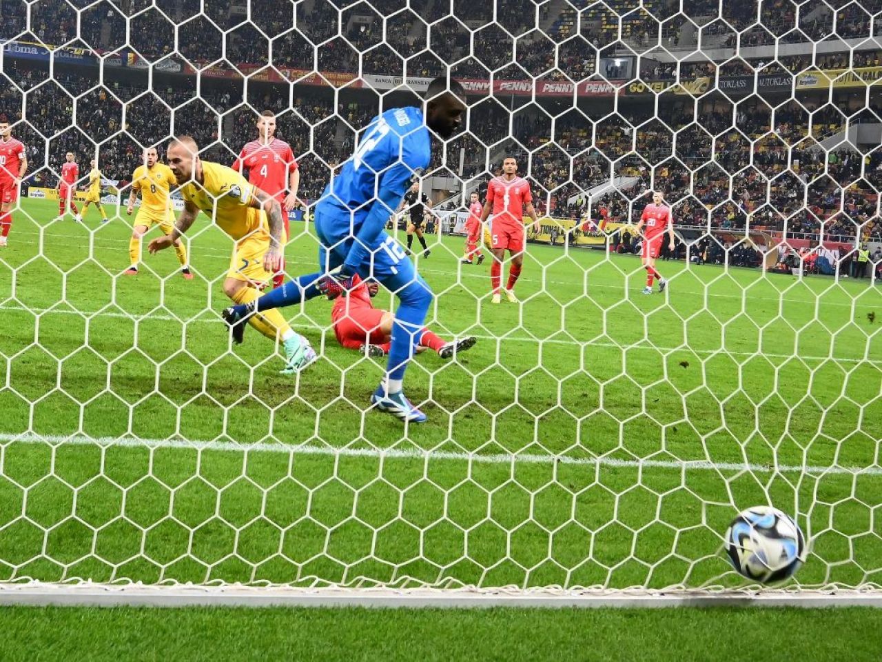 Cele mai tari poze cu Denis Alibec pe Arena Națională! „Muntele” din atacul României și-a călcat rivalii în picioare la propriu_5