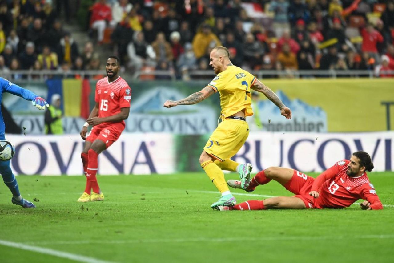 Cele mai tari poze cu Denis Alibec pe Arena Națională! „Muntele” din atacul României și-a călcat rivalii în picioare la propriu_6