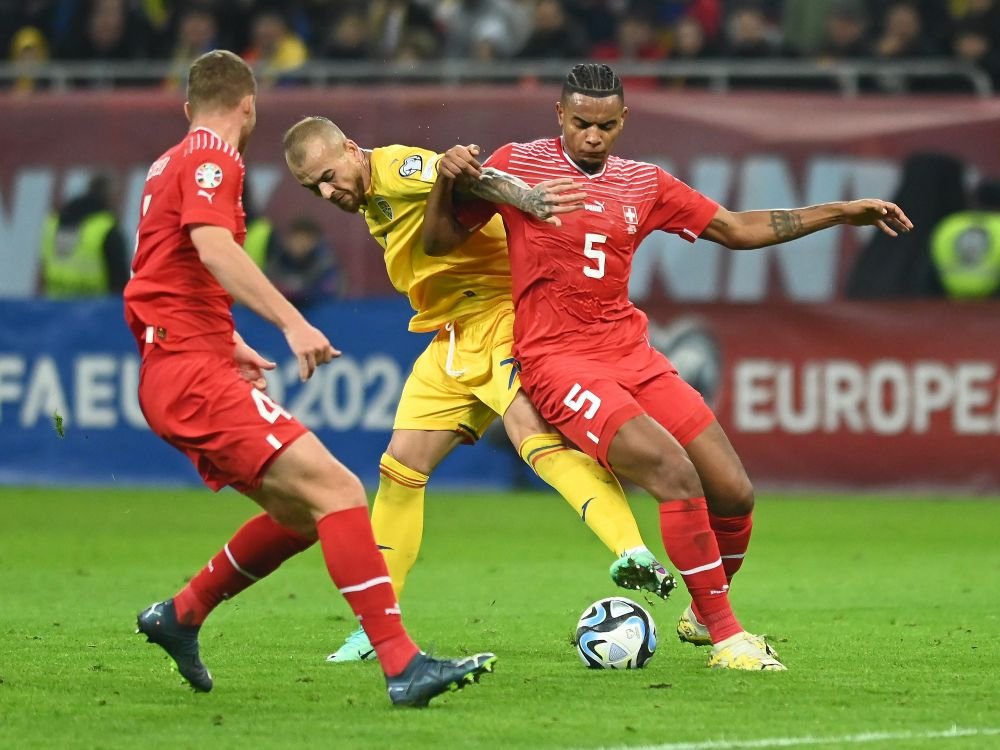 Cele mai tari poze cu Denis Alibec pe Arena Națională! „Muntele” din atacul României și-a călcat rivalii în picioare la propriu_7