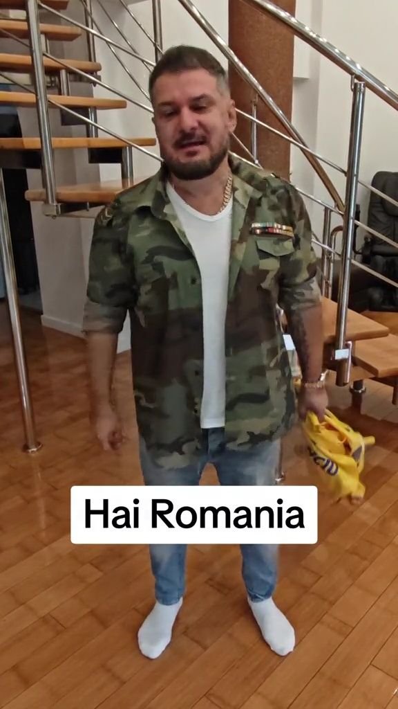 Bani și cadouri. Cei doi tricolori care i-au oferit tricoul lui Adi de la Vâlcea după petrecerea naționalei_8
