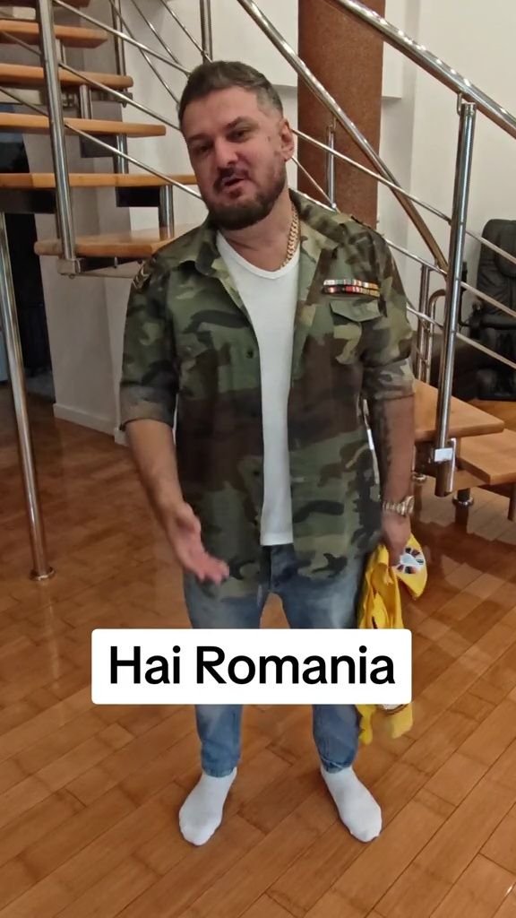 Bani și cadouri. Cei doi tricolori care i-au oferit tricoul lui Adi de la Vâlcea după petrecerea naționalei_2