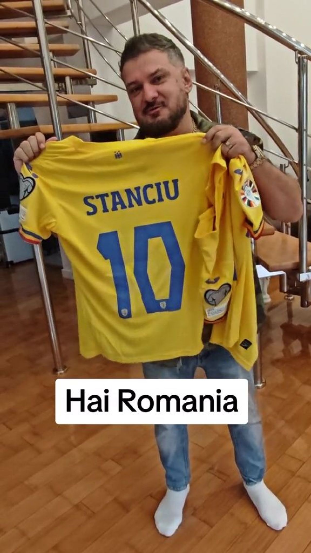 Bani și cadouri. Cei doi tricolori care i-au oferit tricoul lui Adi de la Vâlcea după petrecerea naționalei_3