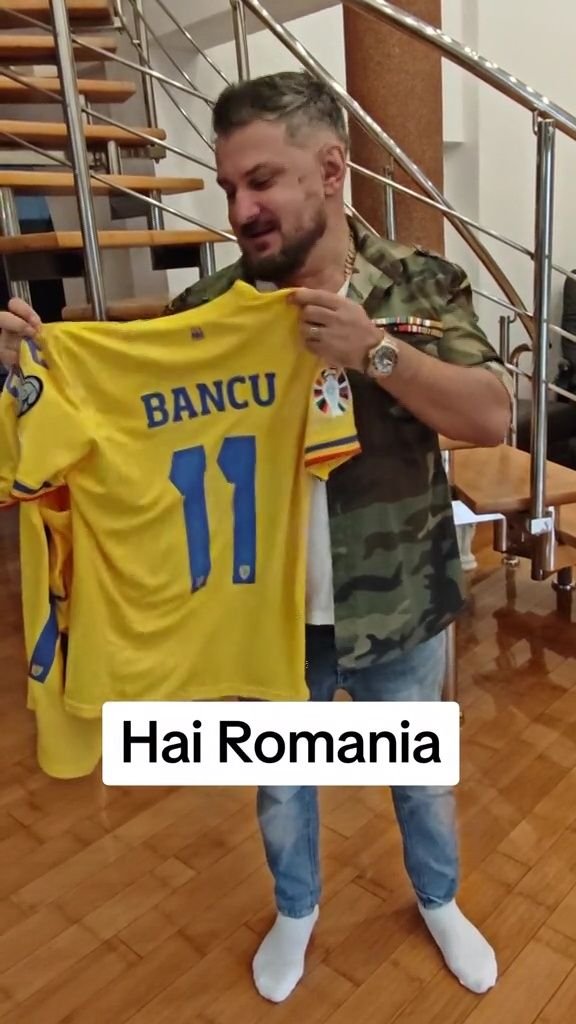 Bani și cadouri. Cei doi tricolori care i-au oferit tricoul lui Adi de la Vâlcea după petrecerea naționalei_4