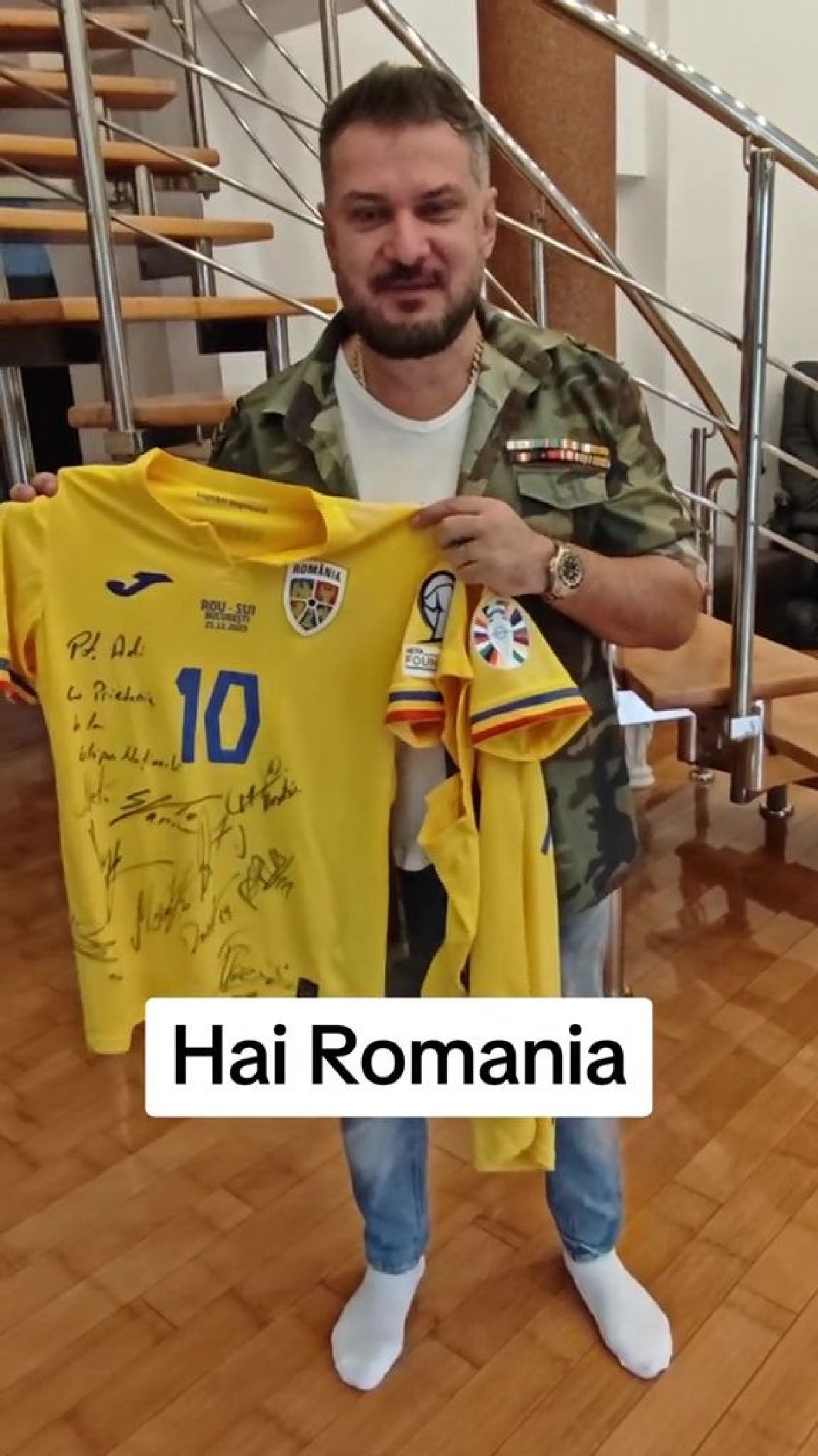 Bani și cadouri. Cei doi tricolori care i-au oferit tricoul lui Adi de la Vâlcea după petrecerea naționalei_6