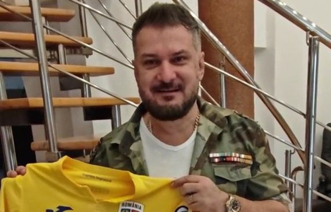 Bani și cadouri. Cei doi tricolori care i-au oferit tricoul lui Adi de la Vâlcea după petrecerea naționalei_1