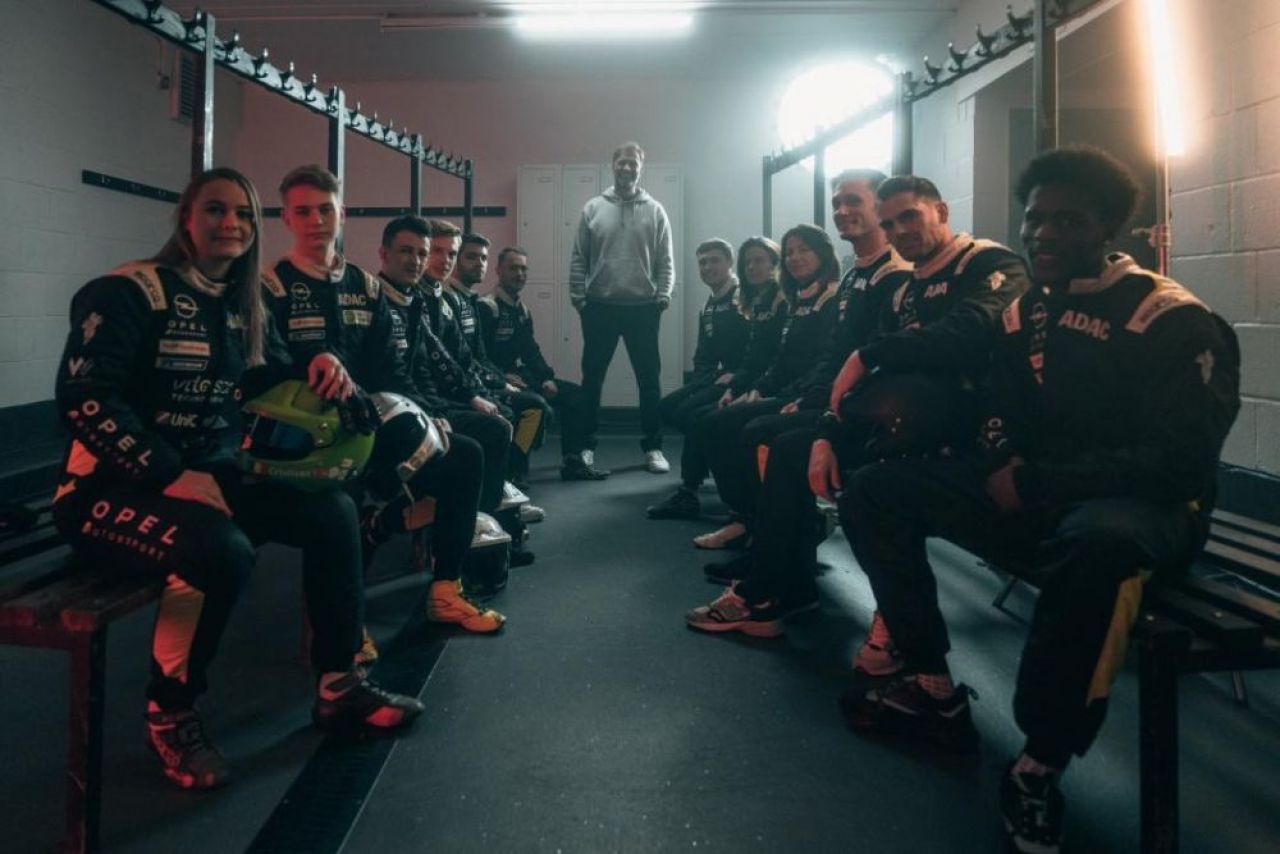Cu mașina de la filmările cu Jurgen Klopp, pe străzile din București! _1