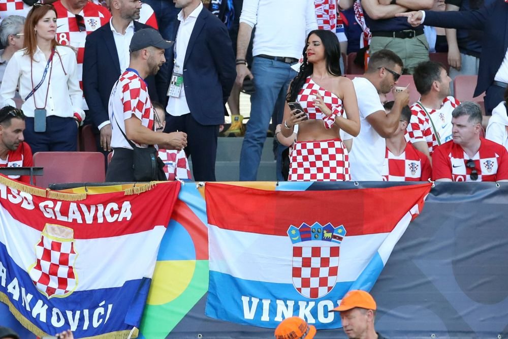 Ivana Knoll nu se dezminte după ce Croația s-a calificat la EURO 2024. Promisiunea celei mai cunoscute susținătoare a naționalei_33