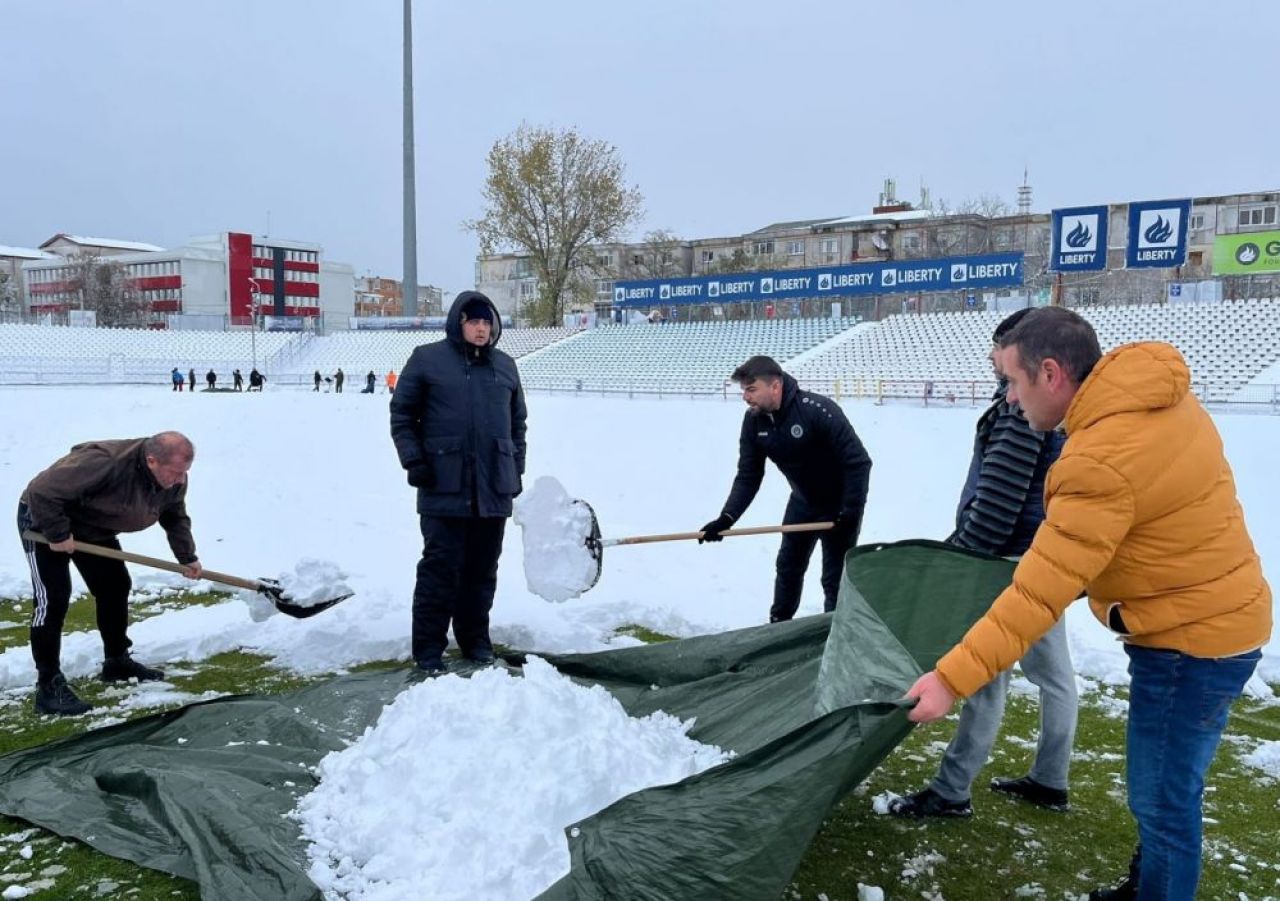UPDATE | Dorinel Munteanu, cu lopata prin nămeți. Tehnicianul ajută la deszăpezirea gazonului, înainte de Oțelul - Universitatea Craiova_1