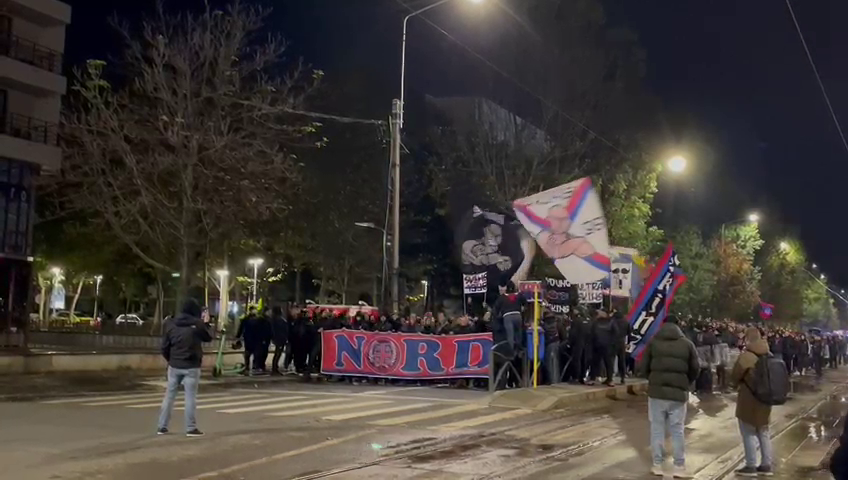 Suporterii FCSB s-au întâlnit la 3 grade Celsius și au defilat spre Arena Națională! Atmosferă incendiară pe străzile din București_3