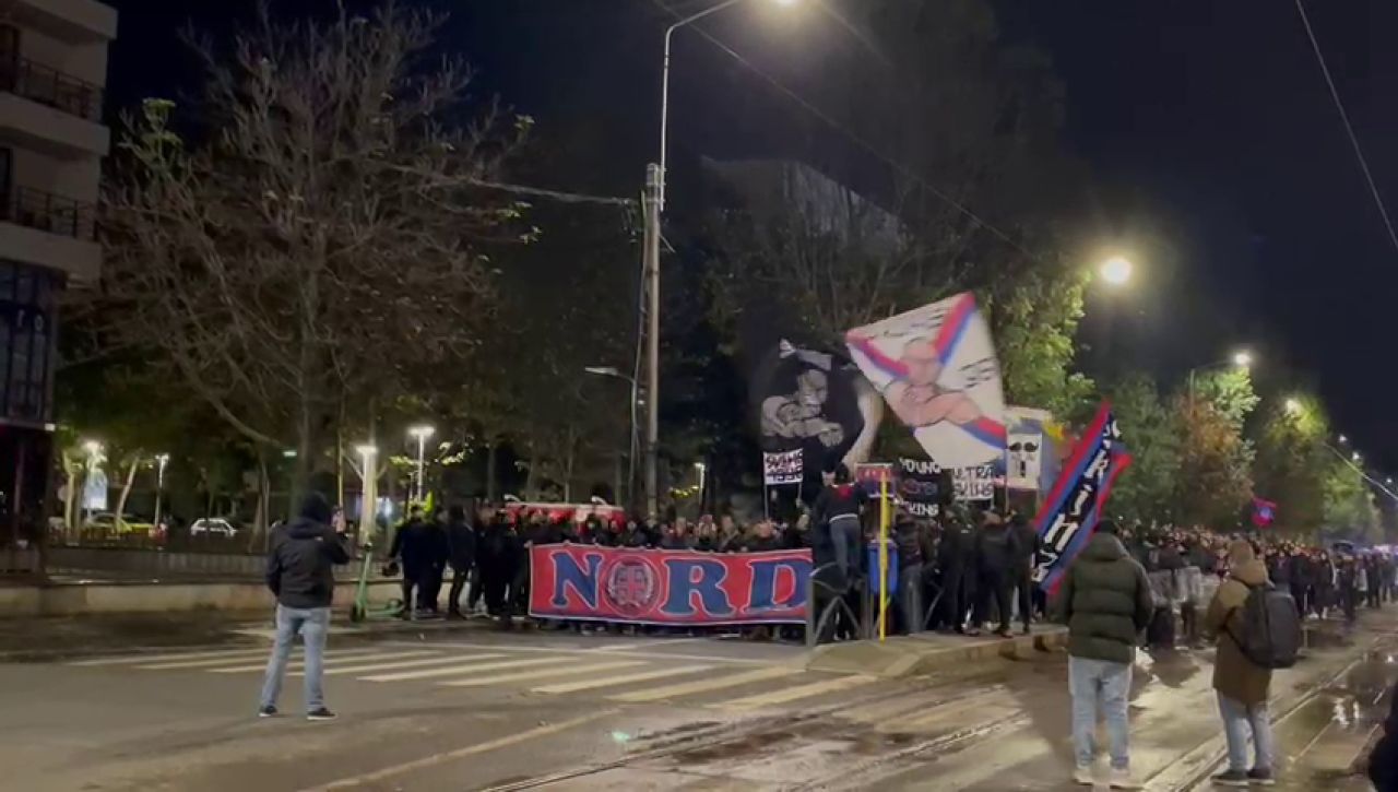 Suporterii FCSB s-au întâlnit la 3 grade Celsius și au defilat spre Arena Națională! Atmosferă incendiară pe străzile din București_3