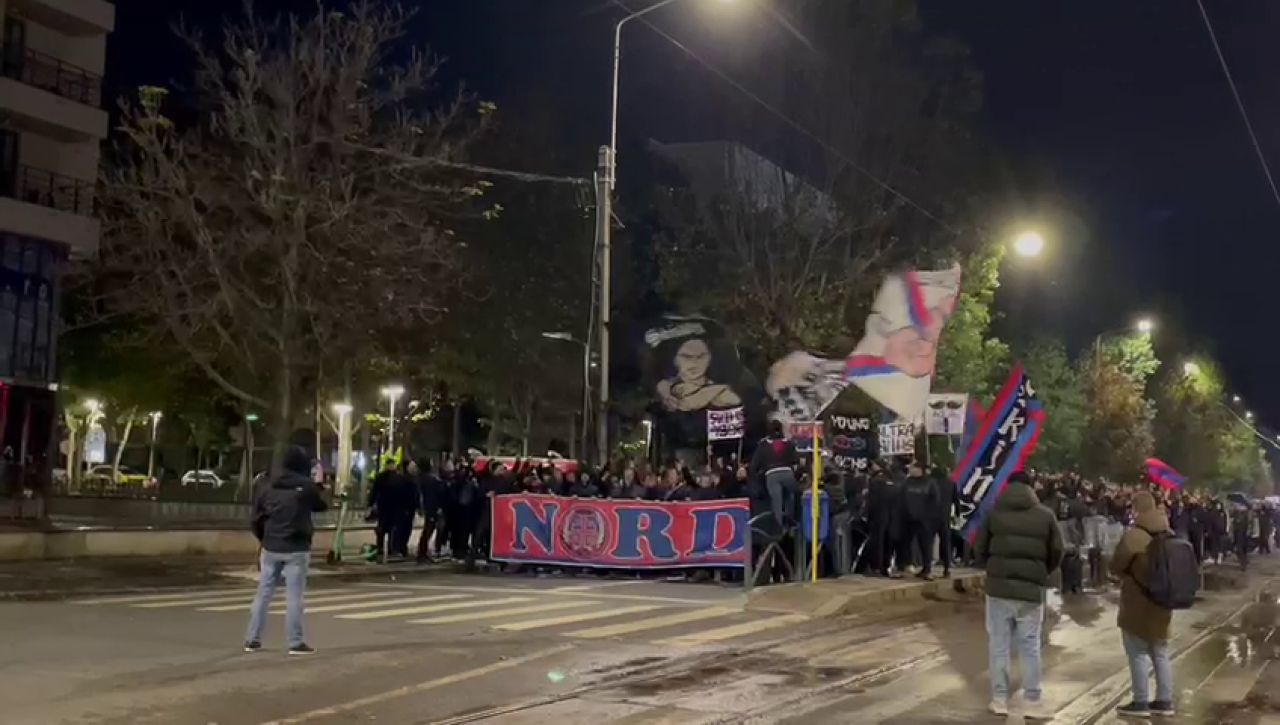 Suporterii FCSB s-au întâlnit la 3 grade Celsius și au defilat spre Arena Națională! Atmosferă incendiară pe străzile din București_5