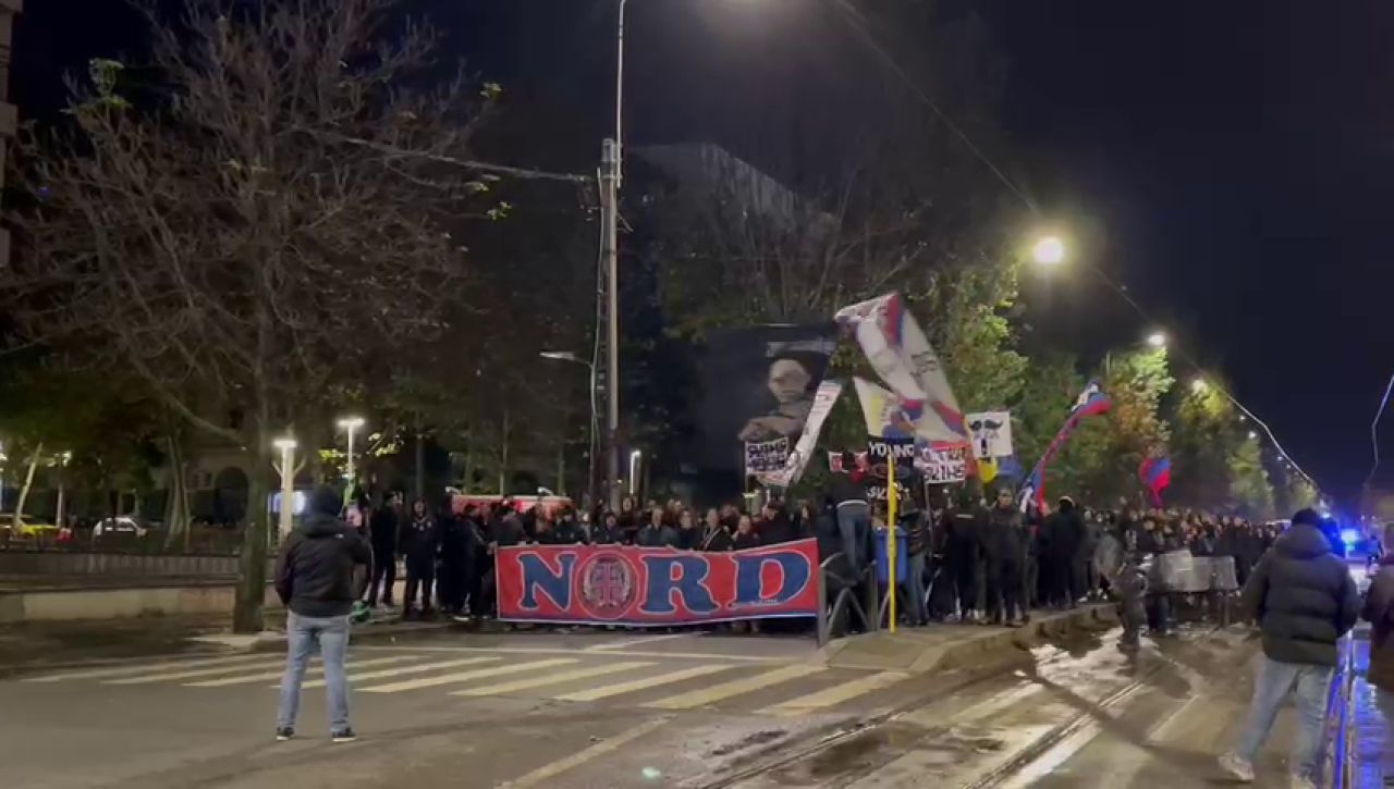 Suporterii FCSB s-au întâlnit la 3 grade Celsius și au defilat spre Arena Națională! Atmosferă incendiară pe străzile din București_12