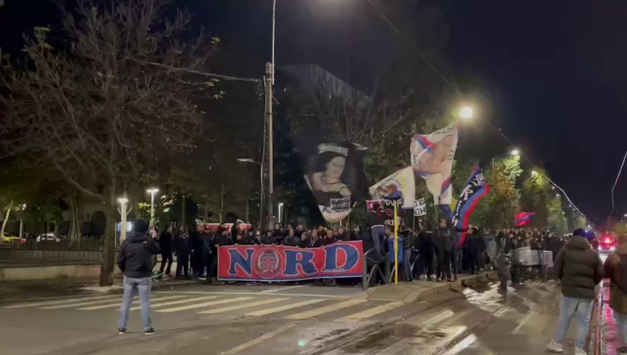 Suporterii FCSB s-au întâlnit la 3 grade Celsius și au defilat spre Arena Națională! Atmosferă incendiară pe străzile din București_15