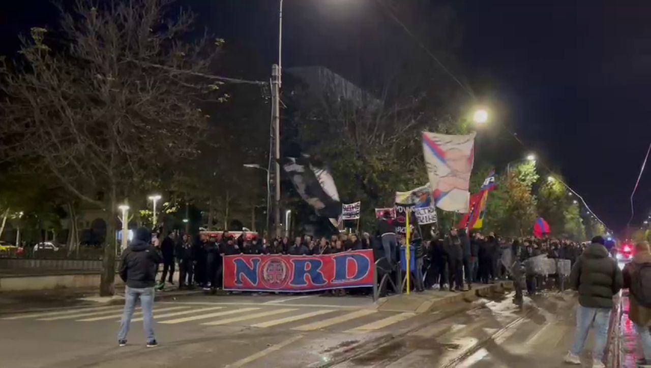 Suporterii FCSB s-au întâlnit la 3 grade Celsius și au defilat spre Arena Națională! Atmosferă incendiară pe străzile din București_17