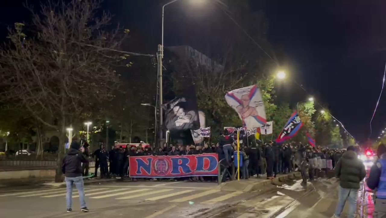 Suporterii FCSB s-au întâlnit la 3 grade Celsius și au defilat spre Arena Națională! Atmosferă incendiară pe străzile din București_18