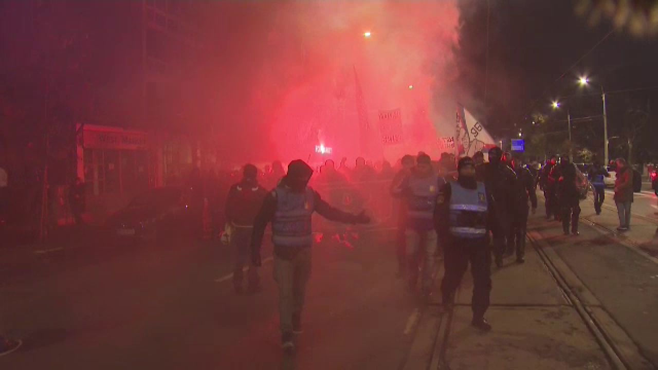 Suporterii FCSB s-au întâlnit la 3 grade Celsius și au defilat spre Arena Națională! Atmosferă incendiară pe străzile din București_22