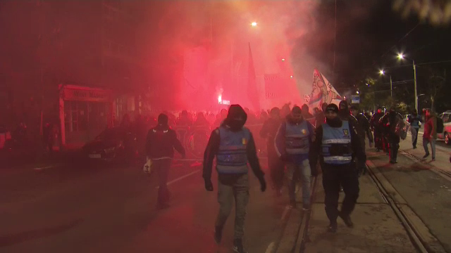 Suporterii FCSB s-au întâlnit la 3 grade Celsius și au defilat spre Arena Națională! Atmosferă incendiară pe străzile din București_23