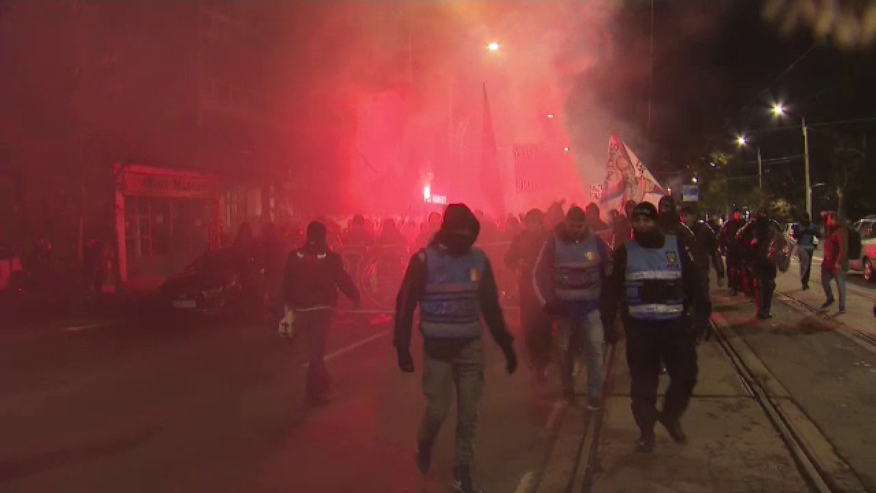 Suporterii FCSB s-au întâlnit la 3 grade Celsius și au defilat spre Arena Națională! Atmosferă incendiară pe străzile din București_23