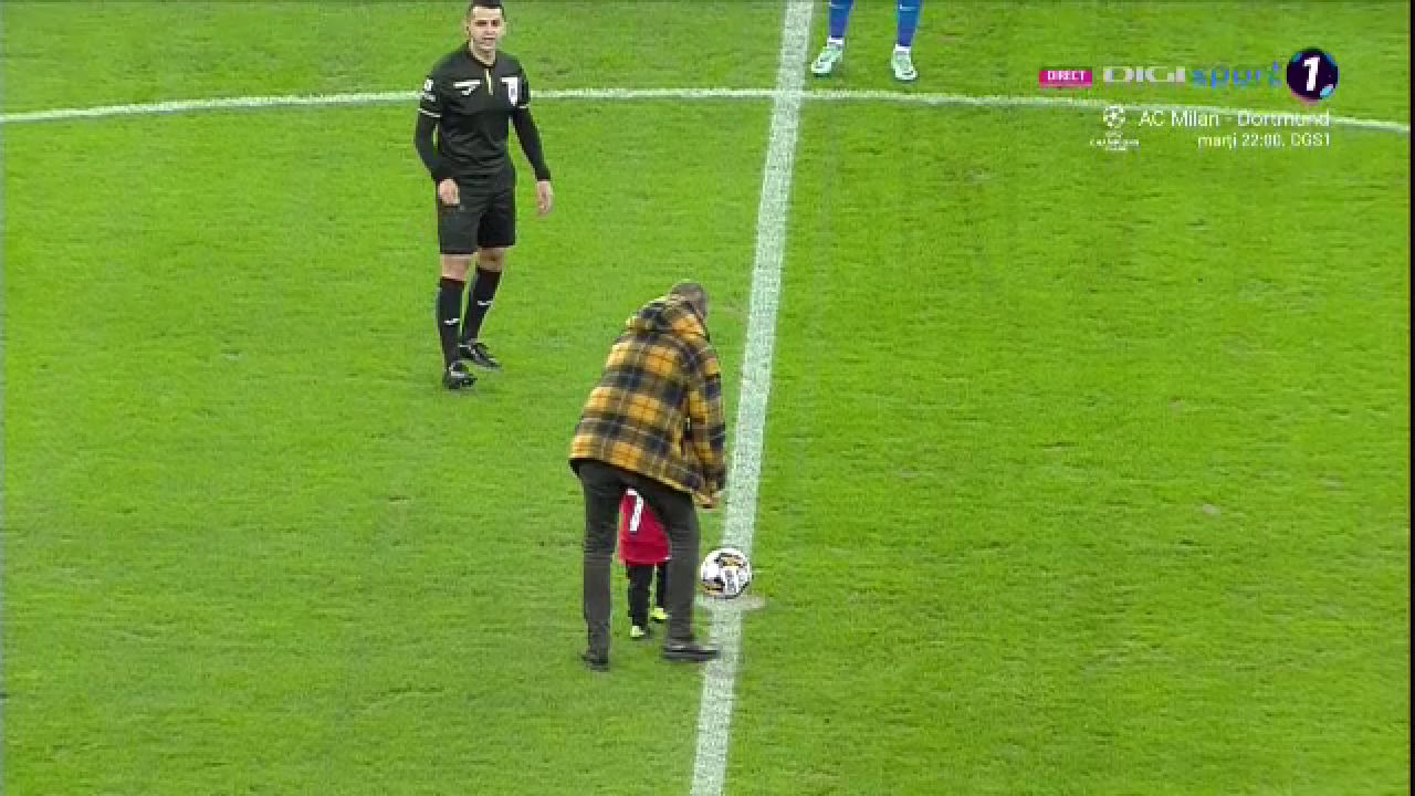 Moment emoționant la Dinamo - FCSB! Un copil a dat lovitura de start, iar Ștefan Târnovanu l-a mângâiat pe creștet după ce a primit gol_3