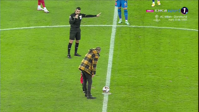 Moment emoționant la Dinamo - FCSB! Un copil a dat lovitura de start, iar Ștefan Târnovanu l-a mângâiat pe creștet după ce a primit gol_4