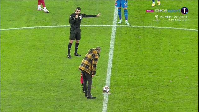 Moment emoționant la Dinamo - FCSB! Un copil a dat lovitura de start, iar Ștefan Târnovanu l-a mângâiat pe creștet după ce a primit gol_4