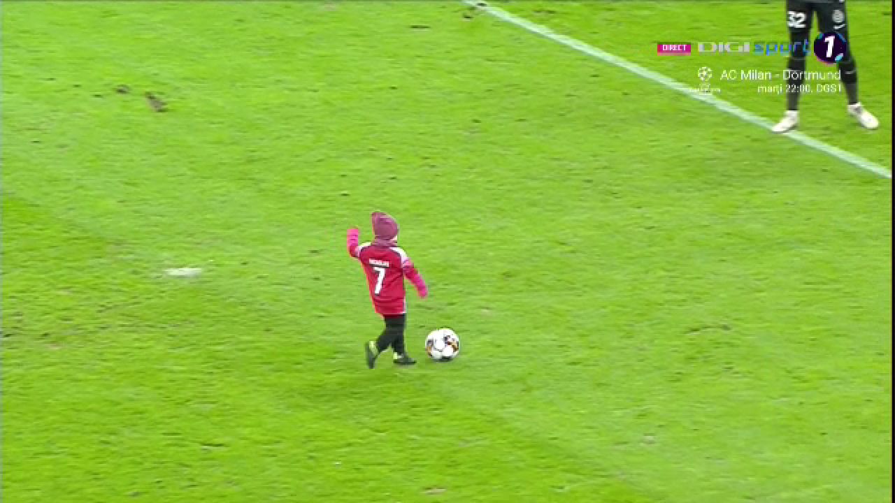Moment emoționant la Dinamo - FCSB! Un copil a dat lovitura de start, iar Ștefan Târnovanu l-a mângâiat pe creștet după ce a primit gol_8