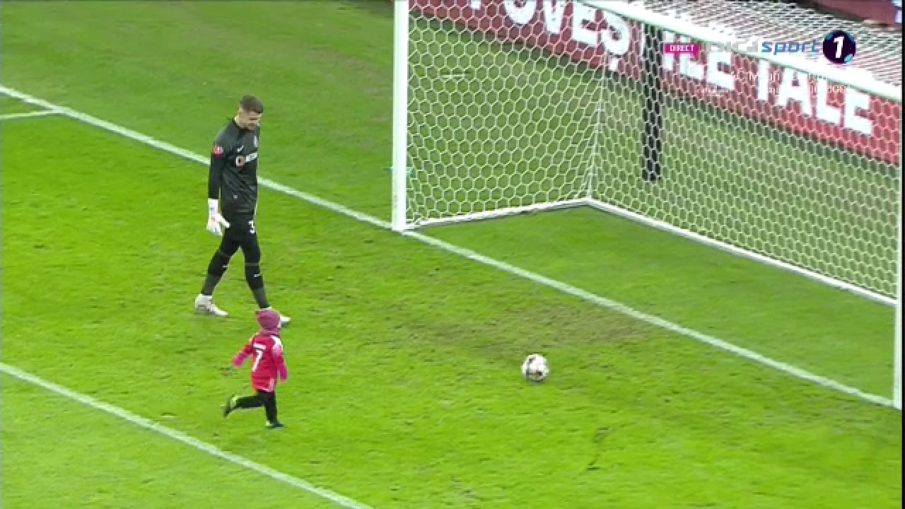 Moment emoționant la Dinamo - FCSB! Un copil a dat lovitura de start, iar Ștefan Târnovanu l-a mângâiat pe creștet după ce a primit gol_1