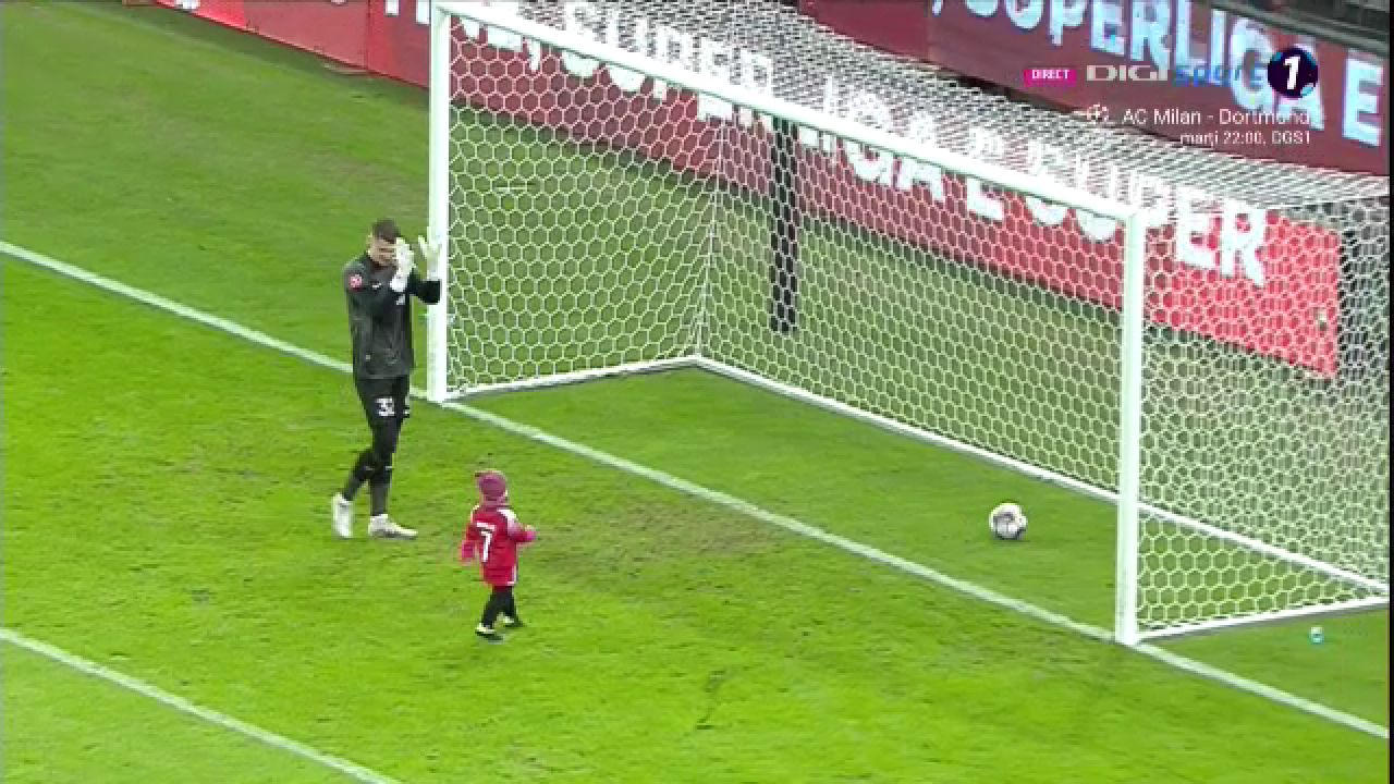 Moment emoționant la Dinamo - FCSB! Un copil a dat lovitura de start, iar Ștefan Târnovanu l-a mângâiat pe creștet după ce a primit gol_10