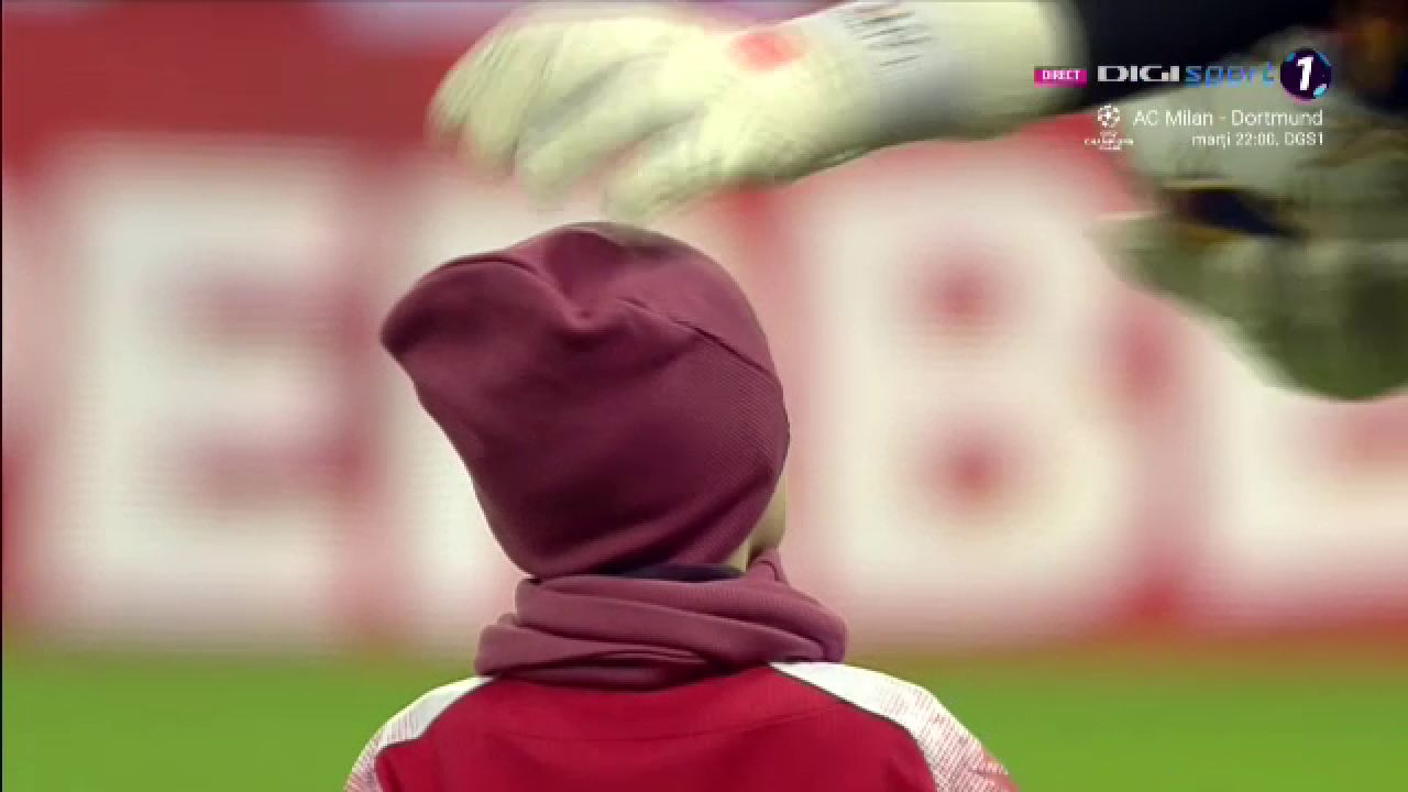 Moment emoționant la Dinamo - FCSB! Un copil a dat lovitura de start, iar Ștefan Târnovanu l-a mângâiat pe creștet după ce a primit gol_13