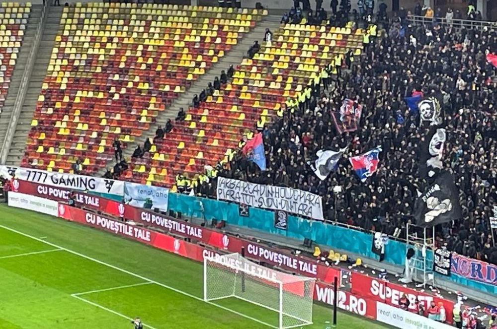 Două dintr-un foc. Galerie FCSB, banner cu dedicație pentru Dinamo și CSA Steaua