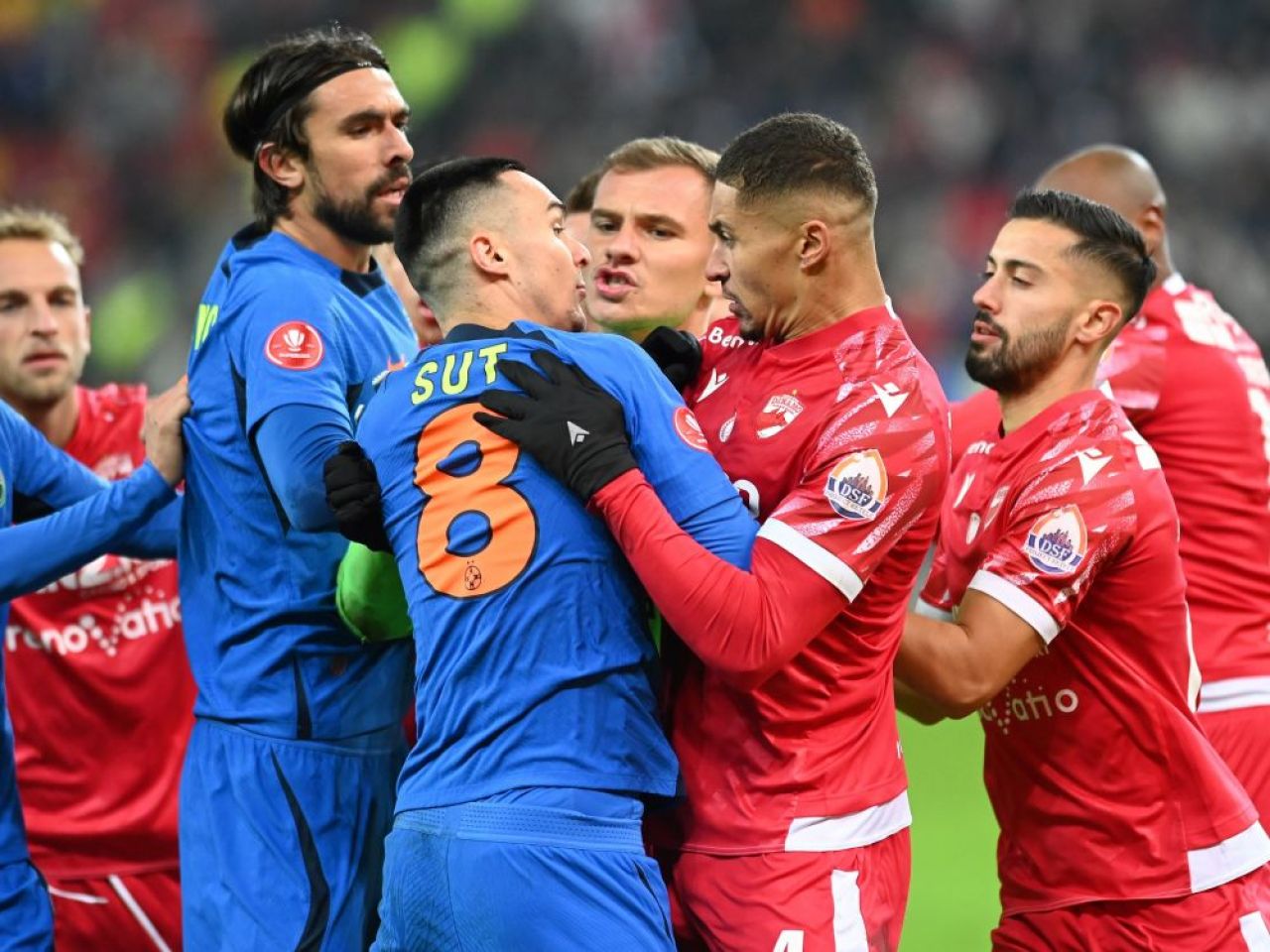 Imaginile bătăliei de pe Arena Națională. Șut și Bena, ținuți cu greu_11