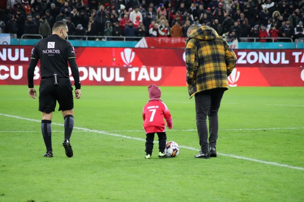 Cine e copilul de doi ani care a înscris în poarta lui Târnovanu, la meciul cu Dinamo_9