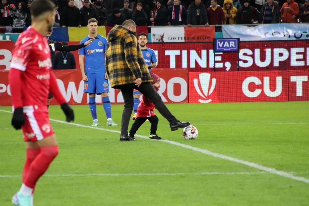 Cine e copilul de doi ani care a înscris în poarta lui Târnovanu, la meciul cu Dinamo_12