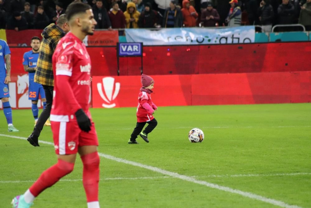 Cine e copilul de doi ani care a înscris în poarta lui Târnovanu, la meciul cu Dinamo_14