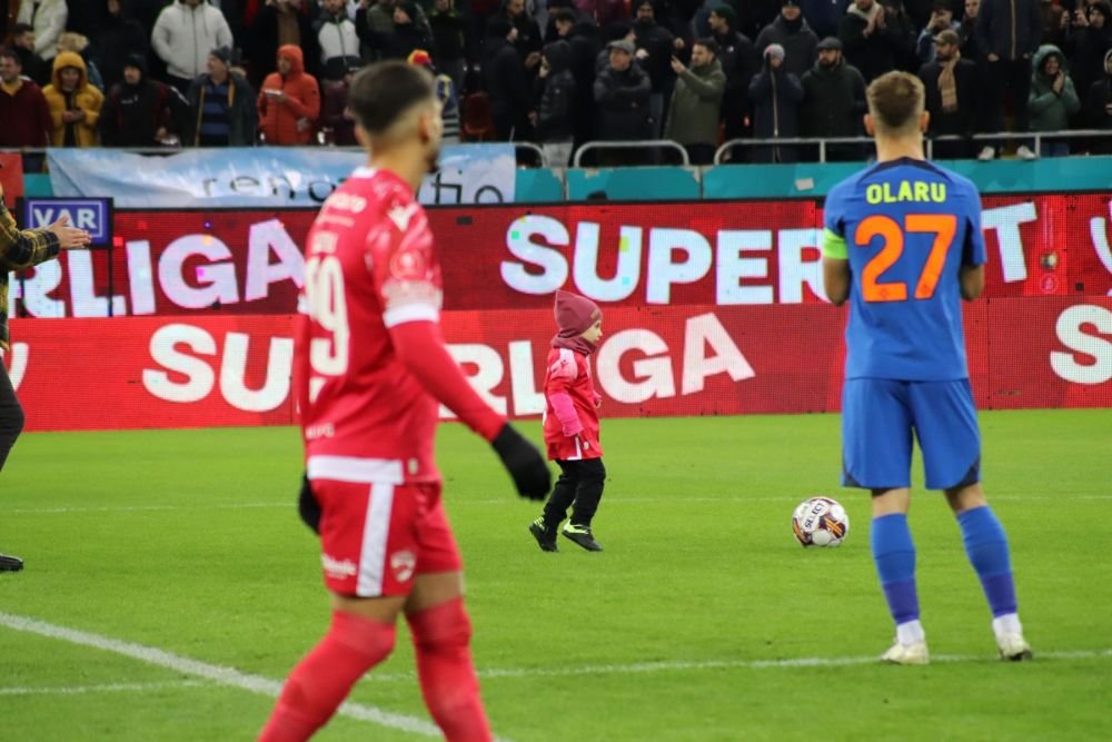 Cine e copilul de doi ani care a înscris în poarta lui Târnovanu, la meciul cu Dinamo_16