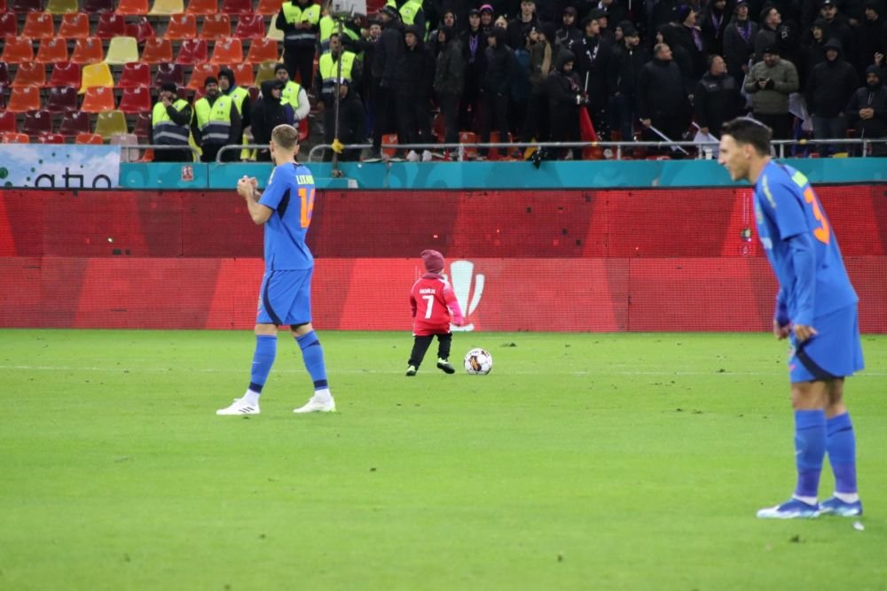 Cine e copilul de doi ani care a înscris în poarta lui Târnovanu, la meciul cu Dinamo_17