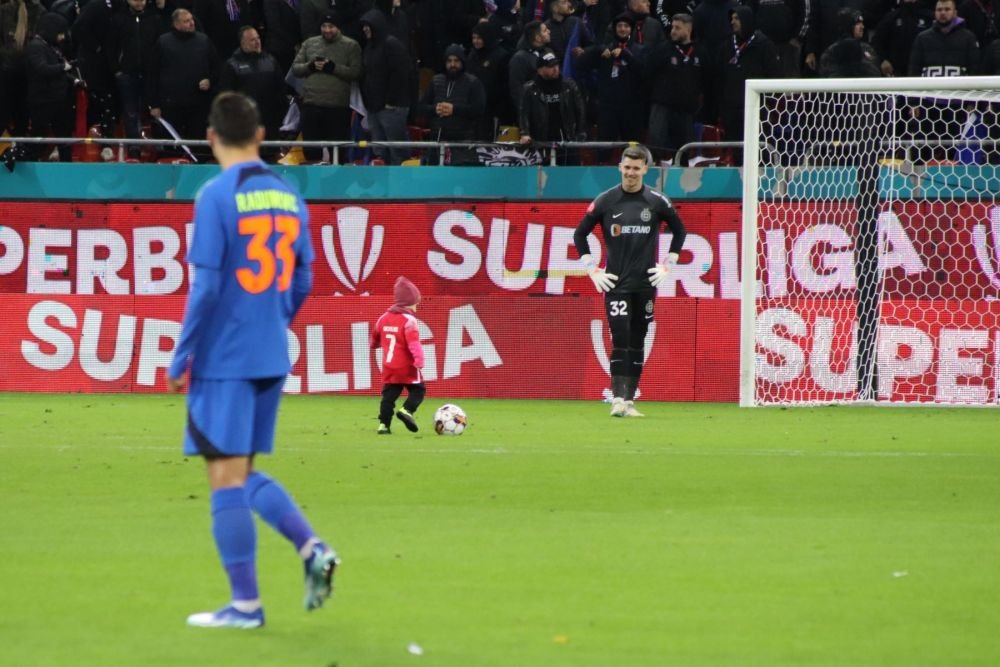 Cine e copilul de doi ani care a înscris în poarta lui Târnovanu, la meciul cu Dinamo_19