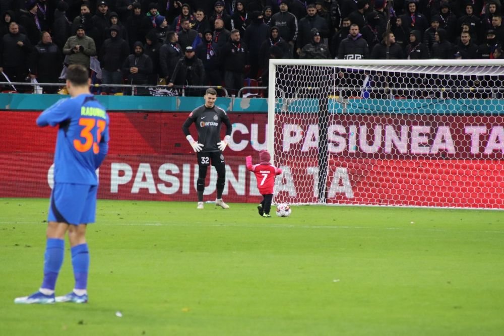 Cine e copilul de doi ani care a înscris în poarta lui Târnovanu, la meciul cu Dinamo_21