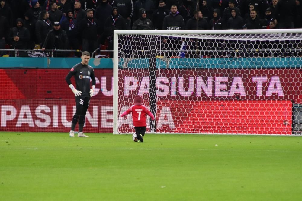 Cine e copilul de doi ani care a înscris în poarta lui Târnovanu, la meciul cu Dinamo_22