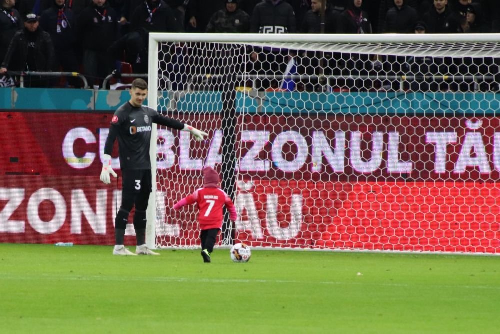 Cine e copilul de doi ani care a înscris în poarta lui Târnovanu, la meciul cu Dinamo_24