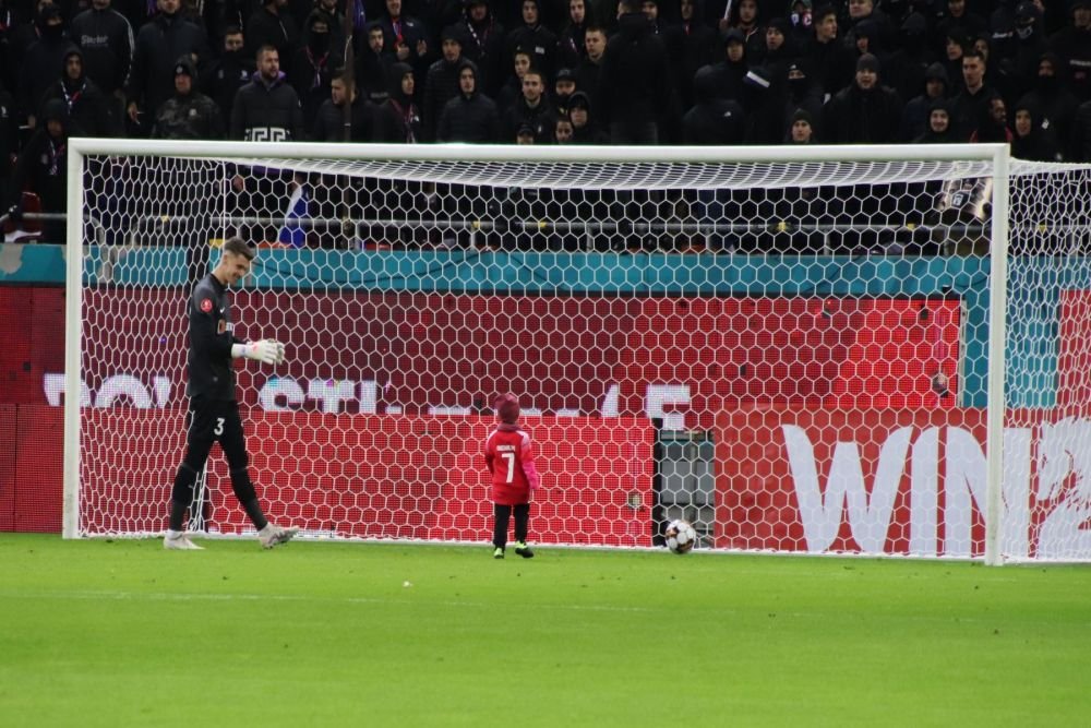 Cine e copilul de doi ani care a înscris în poarta lui Târnovanu, la meciul cu Dinamo_27