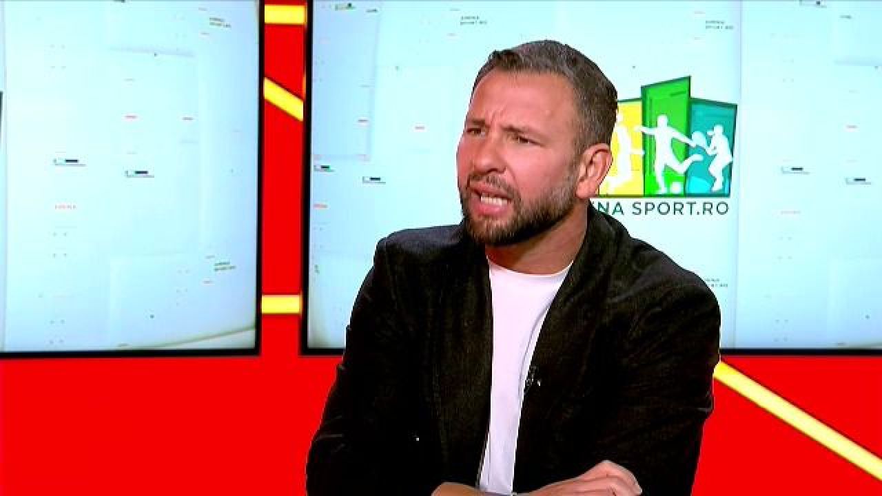 Răzvan Raț, artistul din stânga orchestrei.