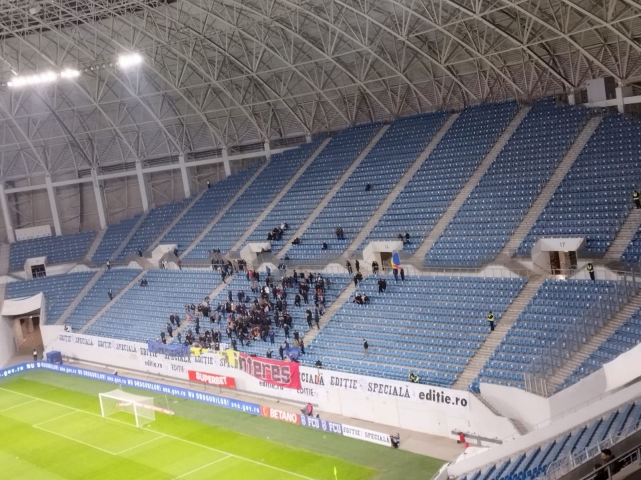 Bate vântul în tribune la FCU Craiova - Sepsi! Câți fani sunt prezenți la meci_2