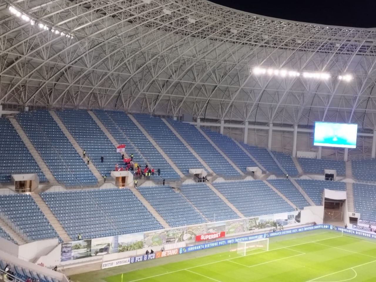 Bate vântul în tribune la FCU Craiova - Sepsi! Câți fani sunt prezenți la meci_3
