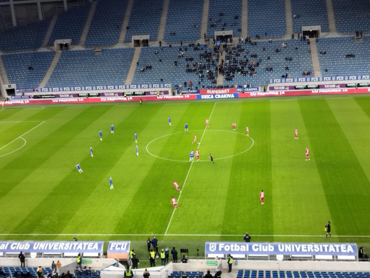 Bate vântul în tribune la FCU Craiova - Sepsi! Câți fani sunt prezenți la meci_4
